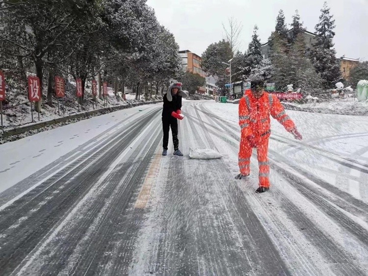 重庆仙女山再降大雪 景区多种措施保障游客尽情耍雪